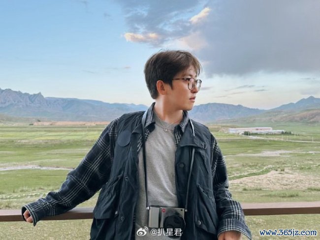 跑男职责主说念主员为姚译添发声 公论风暴中的导演作风争议